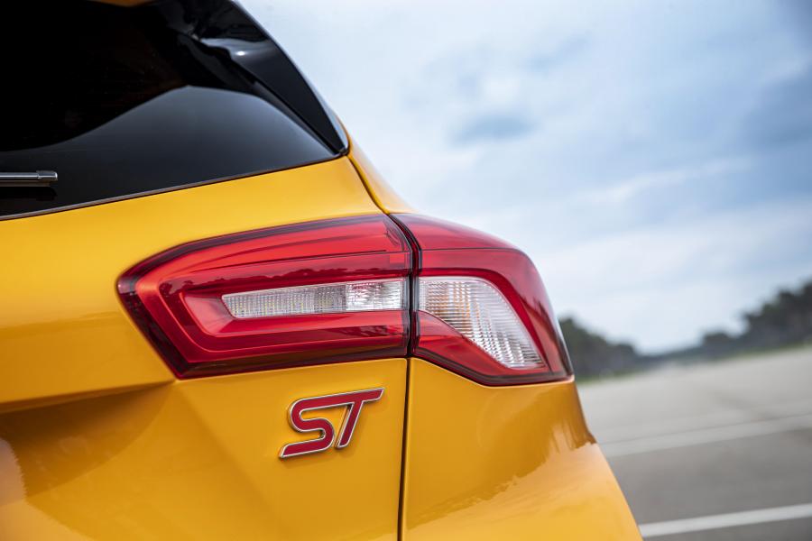 Логотип Ford Focus ST 2019 года  (WW) (фото 38 из 43)